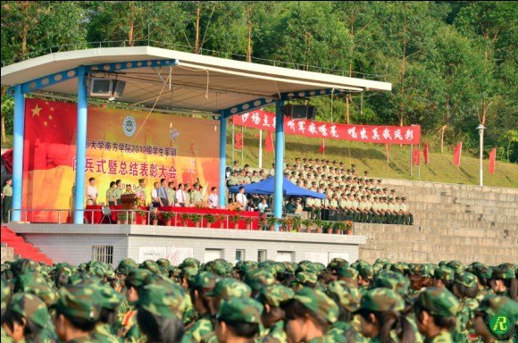 中山大學南方學院2012級學生軍訓閱兵式暨總結表彰大會順利舉行