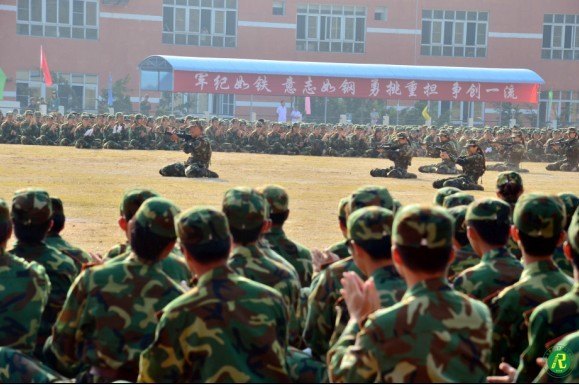 中山大學南方學院2012級學生軍訓閱兵式暨總結表彰大會順利舉行