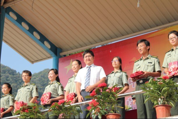 中山大學南方學院2012級學生軍訓閱兵式暨總結表彰大會順利舉行