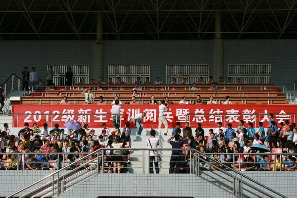 2012級新生軍訓閱兵暨總結大會順利舉行