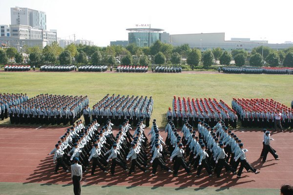 2012級新生軍訓閱兵暨總結大會順利舉行