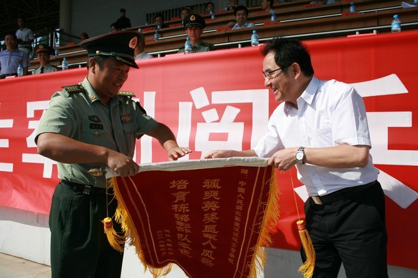 2012級新生軍訓閱兵暨總結大會順利舉行