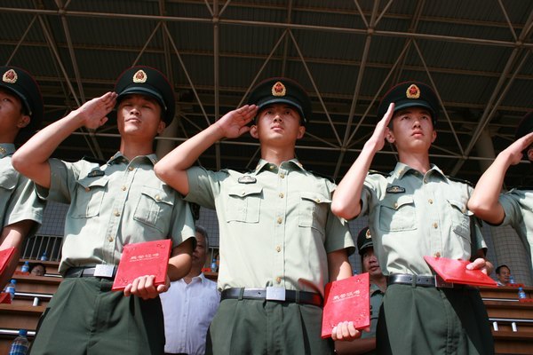 2012級新生軍訓閱兵暨總結大會順利舉行