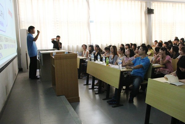 華中科技大學(xué)品牌傳播專(zhuān)家舒詠平教授到武漢工程大學(xué)講學(xué)