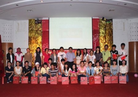 留學生中秋聯歡會:共賞一輪月同唱一首歌