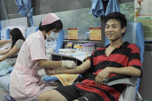 新生表達愛心 積極參與無償獻血