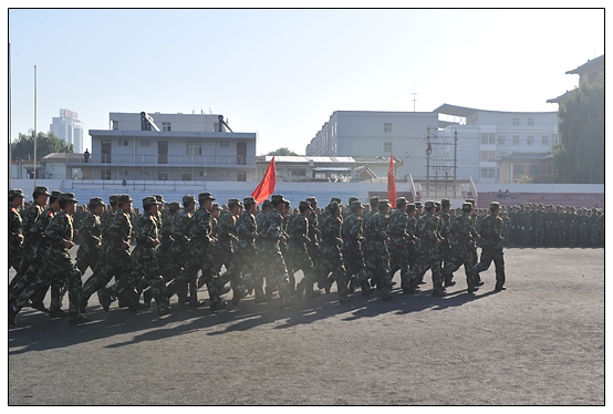 晉中學(xué)院2012級新生軍訓(xùn)匯演暨開學(xué)典禮在北院體育場隆重舉行
