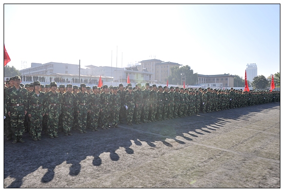 晉中學(xué)院2012級新生軍訓(xùn)匯演暨開學(xué)典禮在北院體育場隆重舉行