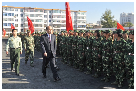 晉中學(xué)院2012級新生軍訓(xùn)匯演暨開學(xué)典禮在北院體育場隆重舉行