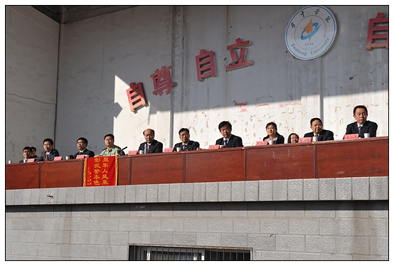 晉中學(xué)院2012級新生軍訓(xùn)匯演暨開學(xué)典禮在北院體育場隆重舉行