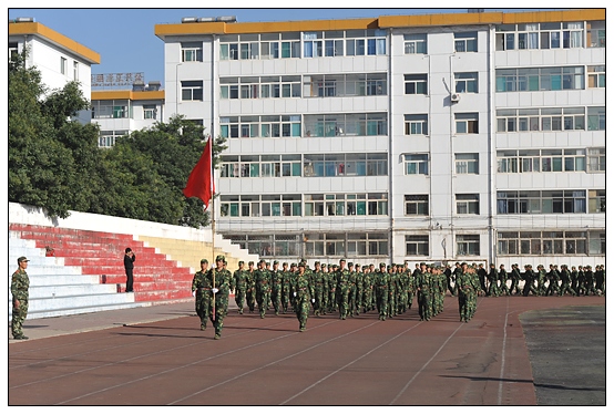晉中學(xué)院2012級新生軍訓(xùn)匯演暨開學(xué)典禮在北院體育場隆重舉行