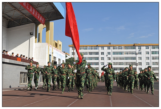 晉中學(xué)院2012級新生軍訓(xùn)匯演暨開學(xué)典禮在北院體育場隆重舉行