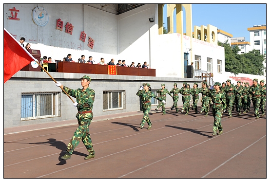 晉中學(xué)院2012級新生軍訓(xùn)匯演暨開學(xué)典禮在北院體育場隆重舉行