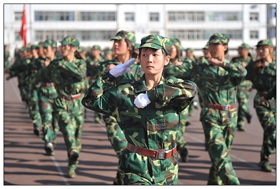 晉中學(xué)院2012級新生軍訓(xùn)匯演暨開學(xué)典禮在北院體育場隆重舉行