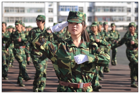 晉中學(xué)院2012級新生軍訓(xùn)匯演暨開學(xué)典禮在北院體育場隆重舉行