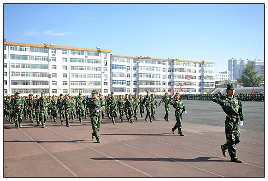 晉中學(xué)院2012級新生軍訓(xùn)匯演暨開學(xué)典禮在北院體育場隆重舉行