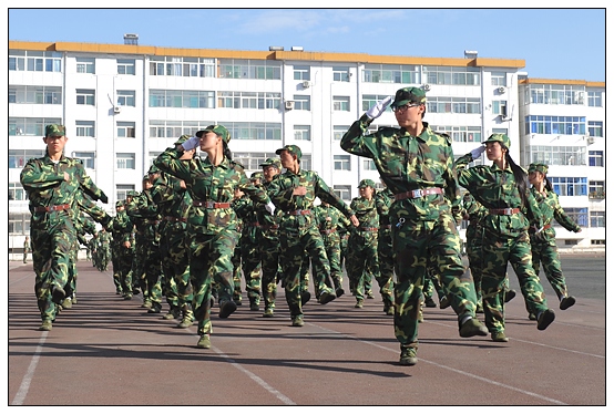 晉中學(xué)院2012級新生軍訓(xùn)匯演暨開學(xué)典禮在北院體育場隆重舉行