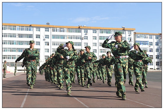 晉中學(xué)院2012級新生軍訓(xùn)匯演暨開學(xué)典禮在北院體育場隆重舉行