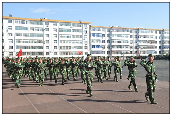 晉中學(xué)院2012級新生軍訓(xùn)匯演暨開學(xué)典禮在北院體育場隆重舉行