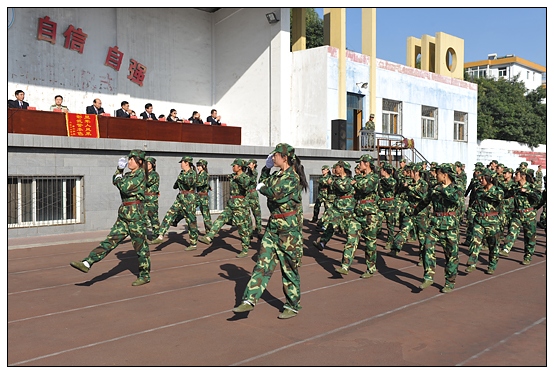 晉中學(xué)院2012級新生軍訓(xùn)匯演暨開學(xué)典禮在北院體育場隆重舉行