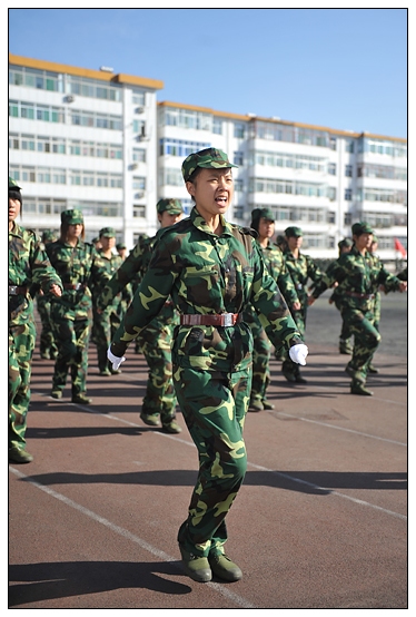 晉中學(xué)院2012級新生軍訓(xùn)匯演暨開學(xué)典禮在北院體育場隆重舉行