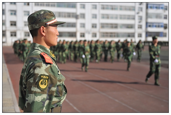 晉中學(xué)院2012級新生軍訓(xùn)匯演暨開學(xué)典禮在北院體育場隆重舉行