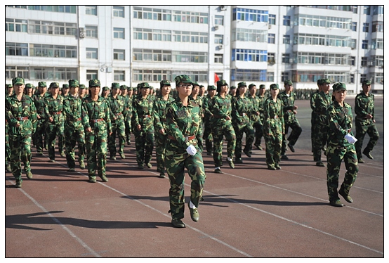 晉中學(xué)院2012級新生軍訓(xùn)匯演暨開學(xué)典禮在北院體育場隆重舉行