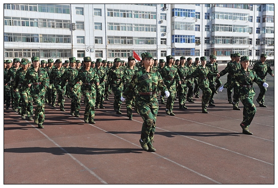 晉中學(xué)院2012級新生軍訓(xùn)匯演暨開學(xué)典禮在北院體育場隆重舉行