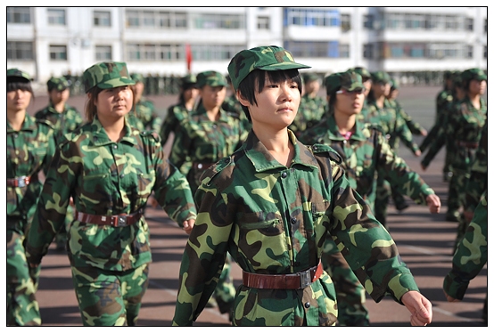 晉中學(xué)院2012級新生軍訓(xùn)匯演暨開學(xué)典禮在北院體育場隆重舉行