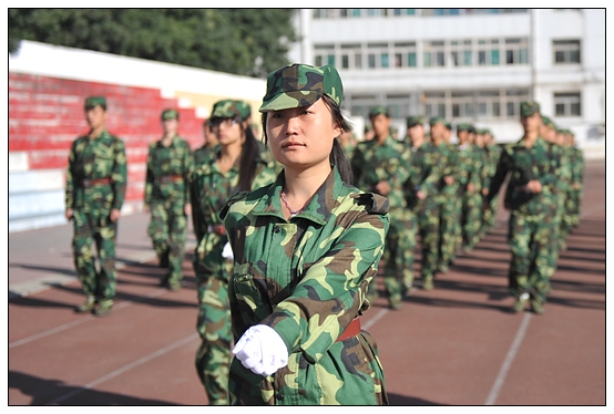 晉中學(xué)院2012級新生軍訓(xùn)匯演暨開學(xué)典禮在北院體育場隆重舉行