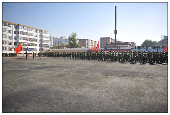 晉中學(xué)院2012級新生軍訓(xùn)匯演暨開學(xué)典禮在北院體育場隆重舉行