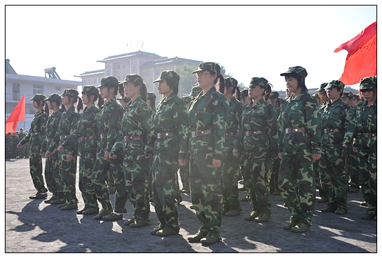 晉中學(xué)院2012級新生軍訓(xùn)匯演暨開學(xué)典禮在北院體育場隆重舉行