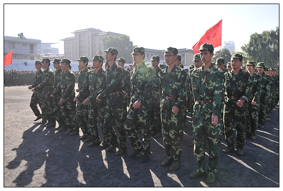 晉中學(xué)院2012級新生軍訓(xùn)匯演暨開學(xué)典禮在北院體育場隆重舉行
