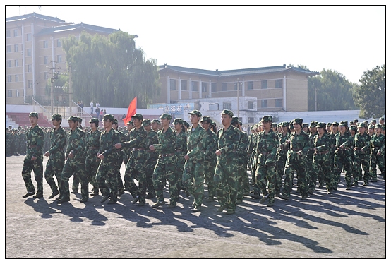 晉中學(xué)院2012級新生軍訓(xùn)匯演暨開學(xué)典禮在北院體育場隆重舉行