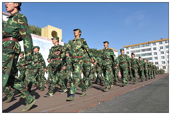 晉中學(xué)院2012級新生軍訓(xùn)匯演暨開學(xué)典禮在北院體育場隆重舉行