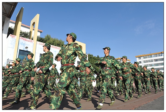 晉中學(xué)院2012級新生軍訓(xùn)匯演暨開學(xué)典禮在北院體育場隆重舉行