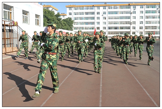 晉中學(xué)院2012級新生軍訓(xùn)匯演暨開學(xué)典禮在北院體育場隆重舉行
