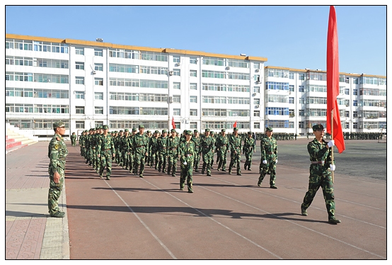 晉中學(xué)院2012級新生軍訓(xùn)匯演暨開學(xué)典禮在北院體育場隆重舉行