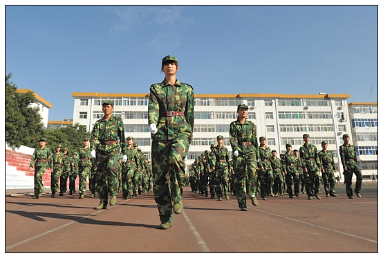晉中學(xué)院2012級新生軍訓(xùn)匯演暨開學(xué)典禮在北院體育場隆重舉行