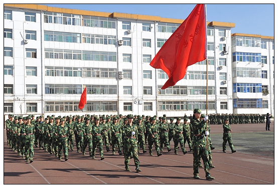 晉中學(xué)院2012級新生軍訓(xùn)匯演暨開學(xué)典禮在北院體育場隆重舉行