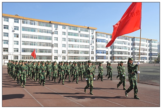 晉中學(xué)院2012級新生軍訓(xùn)匯演暨開學(xué)典禮在北院體育場隆重舉行