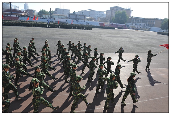晉中學(xué)院2012級新生軍訓(xùn)匯演暨開學(xué)典禮在北院體育場隆重舉行
