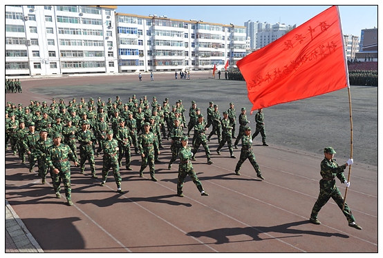 晉中學(xué)院2012級新生軍訓(xùn)匯演暨開學(xué)典禮在北院體育場隆重舉行