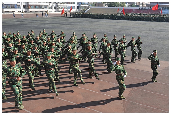 晉中學(xué)院2012級新生軍訓(xùn)匯演暨開學(xué)典禮在北院體育場隆重舉行