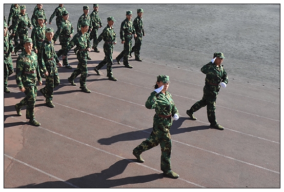 晉中學(xué)院2012級新生軍訓(xùn)匯演暨開學(xué)典禮在北院體育場隆重舉行