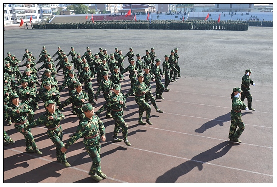 晉中學(xué)院2012級新生軍訓(xùn)匯演暨開學(xué)典禮在北院體育場隆重舉行
