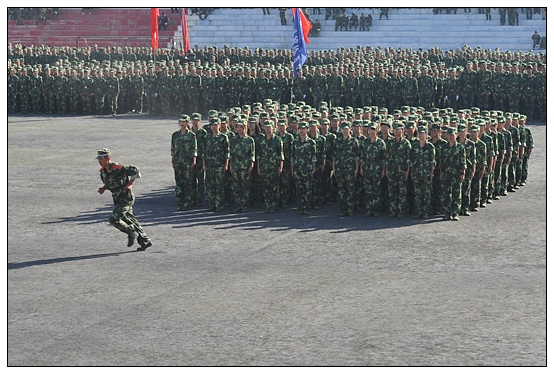 晉中學(xué)院2012級新生軍訓(xùn)匯演暨開學(xué)典禮在北院體育場隆重舉行