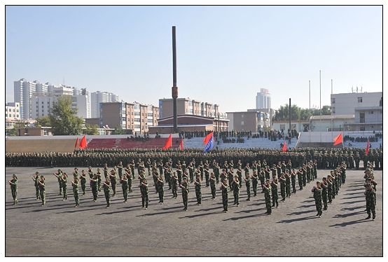 晉中學(xué)院2012級新生軍訓(xùn)匯演暨開學(xué)典禮在北院體育場隆重舉行