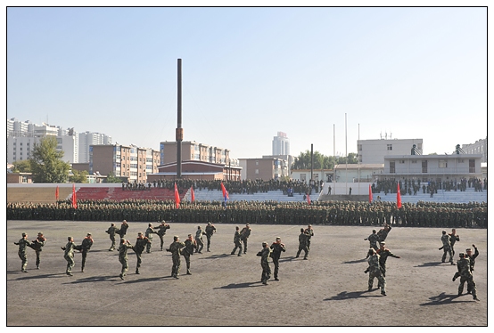 晉中學(xué)院2012級新生軍訓(xùn)匯演暨開學(xué)典禮在北院體育場隆重舉行