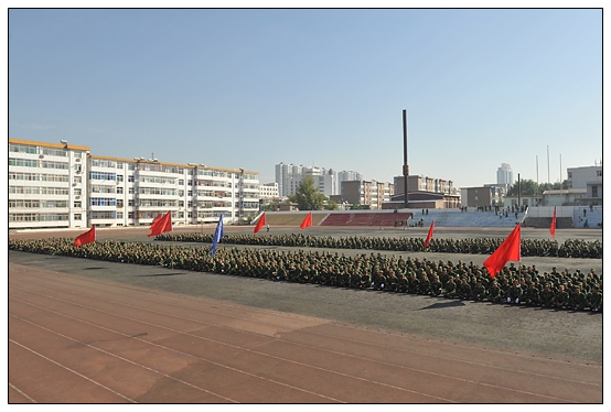 晉中學(xué)院2012級新生軍訓(xùn)匯演暨開學(xué)典禮在北院體育場隆重舉行